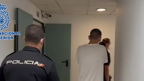 Imagen de la Policía Nacional deteniendo al presunto autor de los delitos de violencia de género y contra la salud pública.