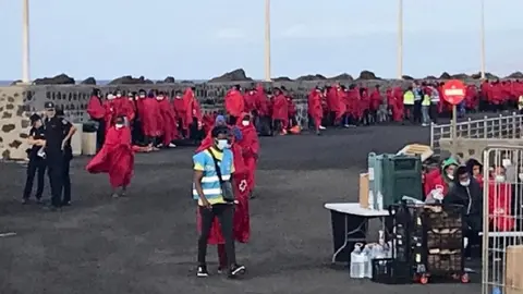 Imagen de los inmigrantes llegados al muelle de Arrecife.