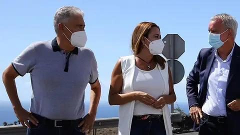 Imagen de José Juan Cruz junto a María Dolores Corujo y Sebastían Franquis.