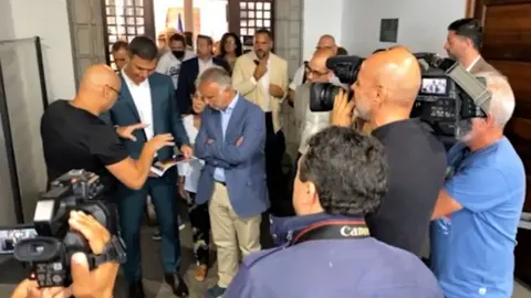 Alexis Hernández explicando algunas cuestiones del libro a Pedro Sánchez.