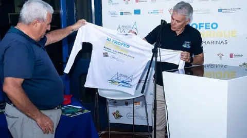 Imagen de la reunión de patrones para la presentención del Trofeo César Manrique.