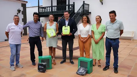 Imagen de la entrega del desfibrilador al Ayuntamiento de Yaiza.