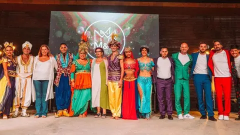 Imagen de Astrid Pérez y Encarna Páez con los componentes del musical The Magic Door.