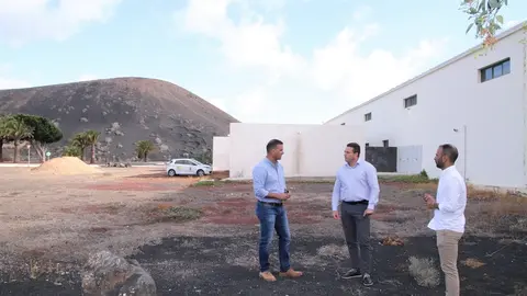 Imagen de Óscar Noda junto a Ángel Lago y Daniel Medina en una de las parcelas.