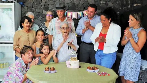 Dolores Fernández Marrero celebrando su cumpleaños.