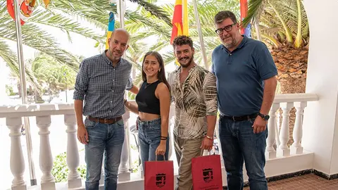 Imagen de Raúil de León e Isidro Pérez junto a Ainara Soto y Marcos García.