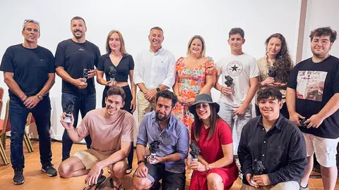 Imagen de Oswaldo Betancort y Sara Bermúdez junto a los premiados del certamen de arte joven de Teguise.
