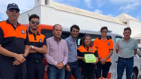 Imagen de la entrega del desfibrilador a Protección Civil en Tinajo.