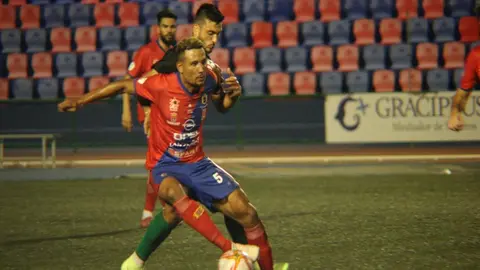 Imagen del enfrentamiento entre la UD Lanzarote y el Atlético Paso.