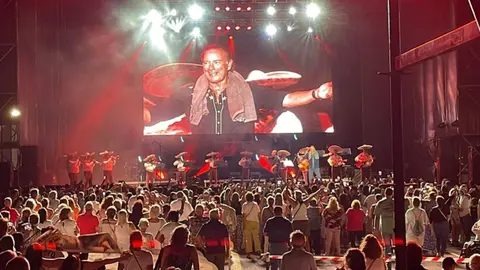 Imagen de la gran afluencia de público en el concierto de Bertín Osborne.