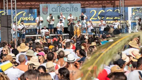 Imagen de la gran afluencia de público durante la actuación de Tonny Tun Tun.