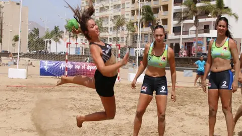 Imagen de una jugadora del equipo El Grupito realizando un lanzamiento.