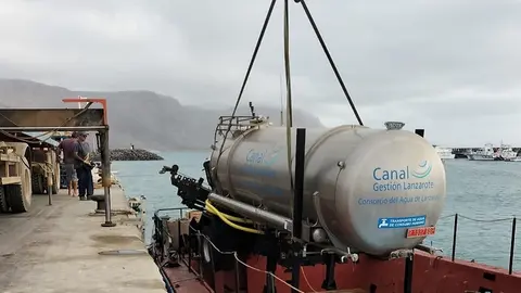 Imagen del transporte de una cuba de agua de Canal Gestión con destino La Graciosa.