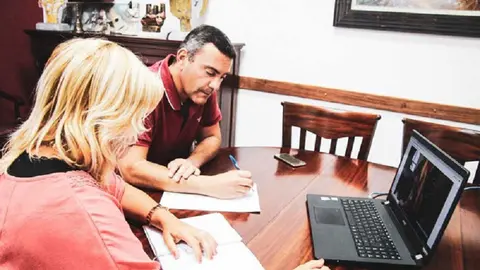 Imagen de Oswaldo Betancort junto a Alicia Páez.