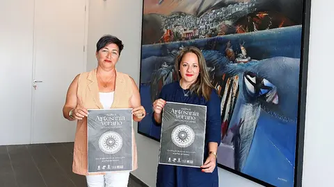 Imagen de Kalinda Pérez y Carmen Guadalupe presentando la Muestra de Artesanía de Verano.
