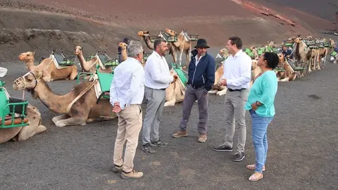 Óscar Noda junto a los camellos de Timanfaya.