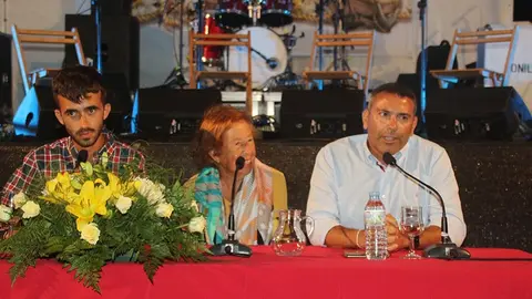 Imagen de Oswaldo Betancort junto a María Elena Garrido García durante el pregón de las fiestas de Famara.