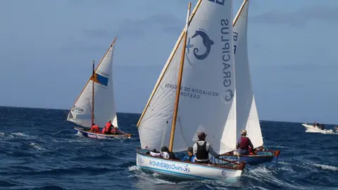 Imagen de varias embarcaciones durante la regata de San Ginés.