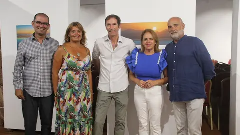 Imagen de representantes políticos de Teguise en la exposición de Famara.