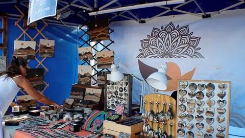 Imagen de uno de los puestos presentes en la II Muestra de Artesanía de Verano.