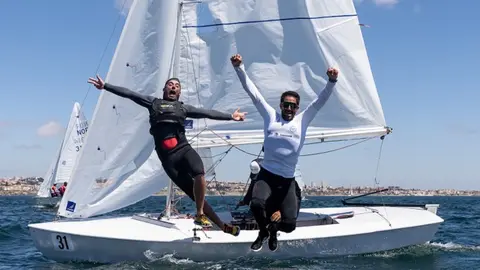 Imagen de Alfredo González y Cristian Sánchez celebrando el campeonato del mundo de Snipe.
