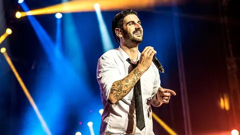 Imagen de Melendi durante una de sus actuaciones.