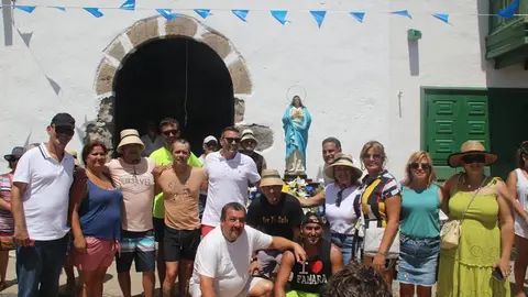 Imagen de representantes del Gobierno de Teguise en la procesión de Caleta de Famara.