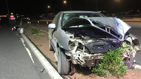 Imagen del estado del vehículo tras chocar contra una farola.