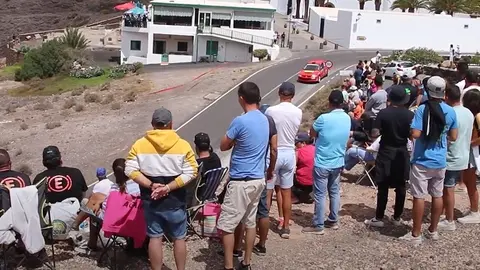 Imagen del público disfrutando de uno de los coches participantes del RallySprint Yaiza 2022.