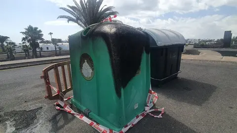 Imagen del estado de uno de los contenedores de Tías tras el incendio.