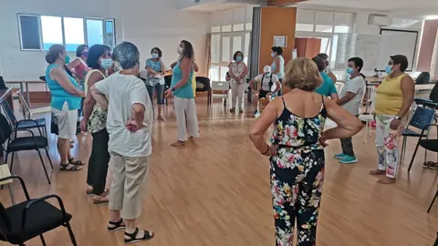 Imagen de una clase de movimiento corporal.