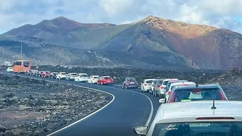Imagen de las colas para acceder a Timanfaya. 