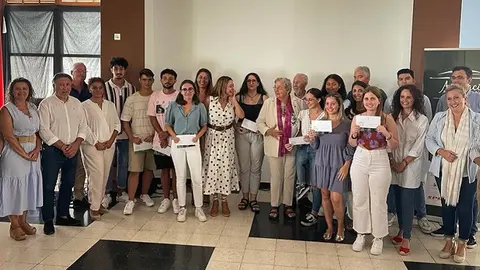 Imagen de los becados de la Asociación Mercedes Medina junto a diferentes representantes de la asociación y cargos políticos.