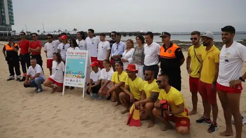 Imagen de los participantes de la campaña este “Este verano, chapuzón seguro,” en la Playa del Reducto,.