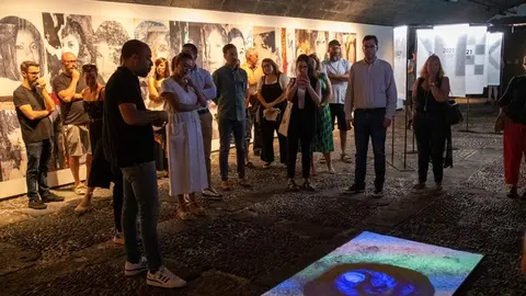 Imagen de un artista explicando su obra expuesta en la XI Bienal de Arte de Lanzarote.