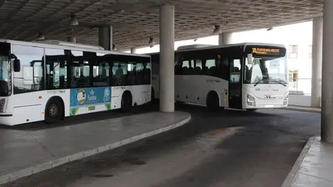 Imagen de una guagua que conecta Playa Blanca con Arrecife.