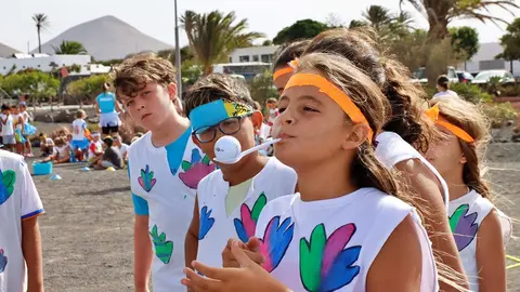 Imagen de los niños disfrutando de una actividad de la escuela de verano Participactiva.