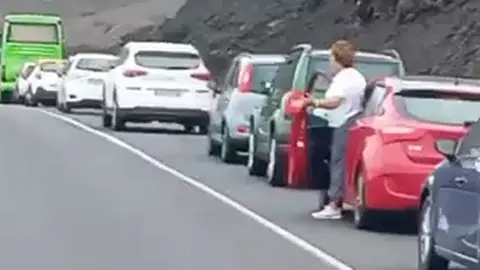 Imagen de este verano con la gente bajándose de los coches por la larga espera