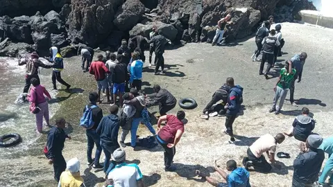 Imagen de los inmigrantes desembarcando en Punta Mujeres