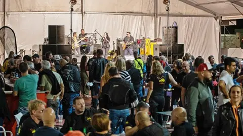 Imagen de la actuaci&oacute;n del grupo Sin Cobertura en la celebraci&oacute;n por el VIII aniversario de la Asociaci&oacute;n de Moteros de Lanzarote.