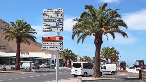 Imagen de señales urbanas en una carretera de Yaiza.