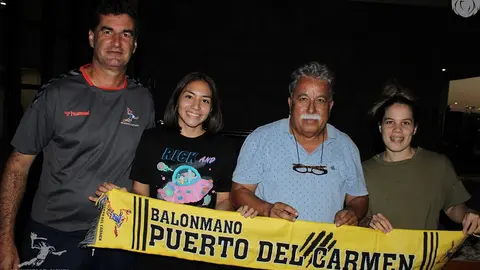 Imagen de Juanmi Pérez junto a Delyne Ester Leiva y Fernanda Luján Insfrán Mora.