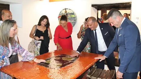 Óscar Noda junto a otros representantes políticos contemplando una  de las piezas de la exposición ‘Lámparas y muebles’ de Pancho Ortiz.