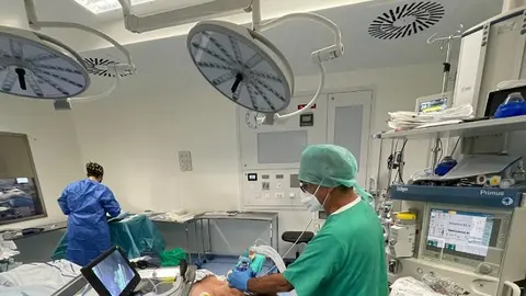 Imagen de uno de los procedimientos quirúrgicos en los que se ha empleado la mascarilla de ventilación e intubación con visión directa.