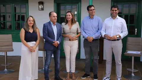 María Dolores Corujo  junto a los consejeros Carmen Guadalupe, Benjamín Perdomo y Alberto Aguiar, y al alcalde de Tinajo, Jesús Machín en la presentación de la 33 edición de la Feria Insular de Artesanía.