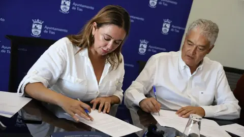 Imagen de María Dolores Corujo junto a José Juan Cruz durante la firma del acta de entrega del proyecto de modificación de vestuarios en el Polideportivo de Tías.