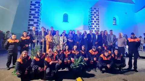 Imagen de los diferentes cargos públicos junto a los componentes de Protección Civil.