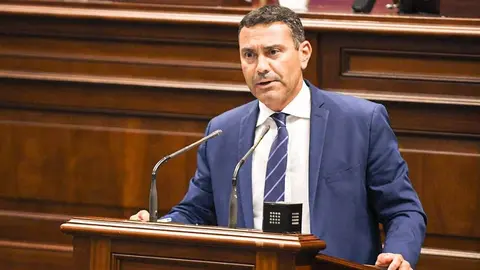 Oswaldo Betancort en el Parlamento autonómico.