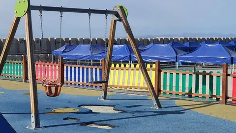 Imagen del estado de uno de los parques infantiles de Tías.