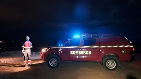 Imagen de los bomberos este viernes en la playa de La Garita